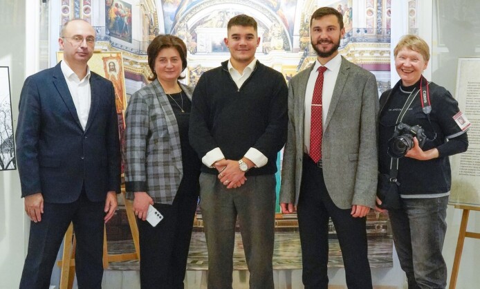 «Воин. Миротворец. Молитвенник. Образ святого благоверного князя Александра Невского в убранстве Исаакиевского и Сампсониевского соборов и храма Спас на Крови». «Воин. Миротворец. Молитвенник. Образ святого благоверного князя Александра Невского в убранстве Исаакиевского и Сампсониевского соборов и храма Спас на Крови».