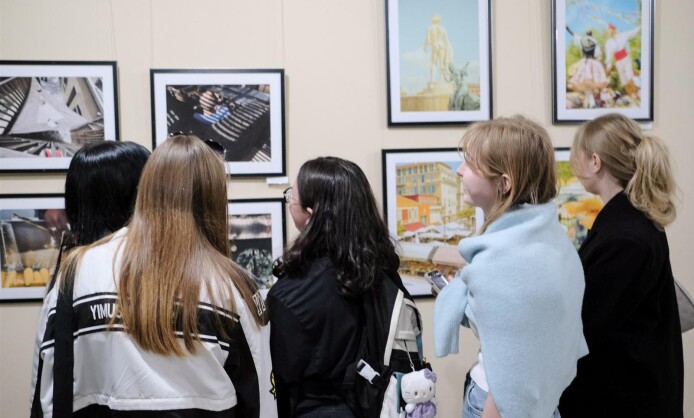 Выставка "Перекрестки жизни"  Выставка "Перекрестки жизни"