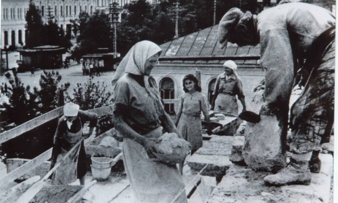 Выставка «Поклонимся великим тем годам» Выставка «Поклонимся великим тем годам»