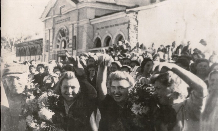 Выставка «Поклонимся великим тем годам» Выставка «Поклонимся великим тем годам»