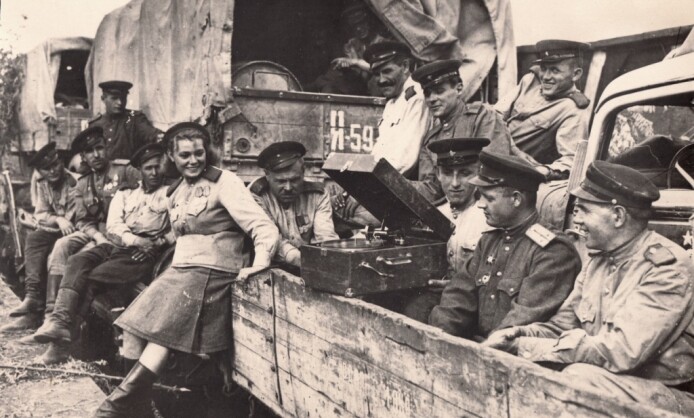 Выставка «Поклонимся великим тем годам» Выставка «Поклонимся великим тем годам»