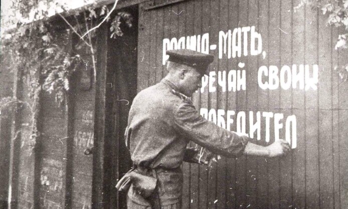 Выставка «Поклонимся великим тем годам» Выставка «Поклонимся великим тем годам»