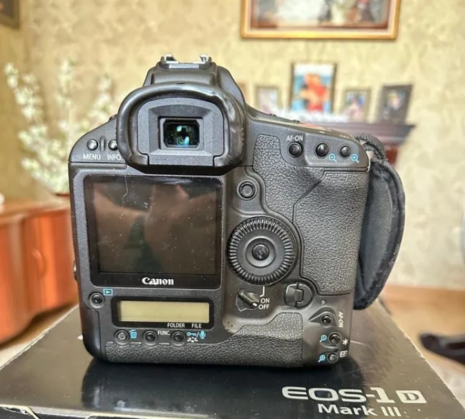 Продам фотоаппарат canon eos 1D Mark III