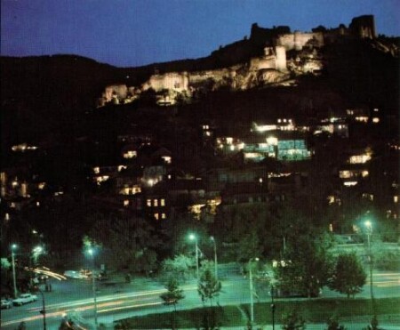 И НАРИКАЛА ТАМ СТОИТ.