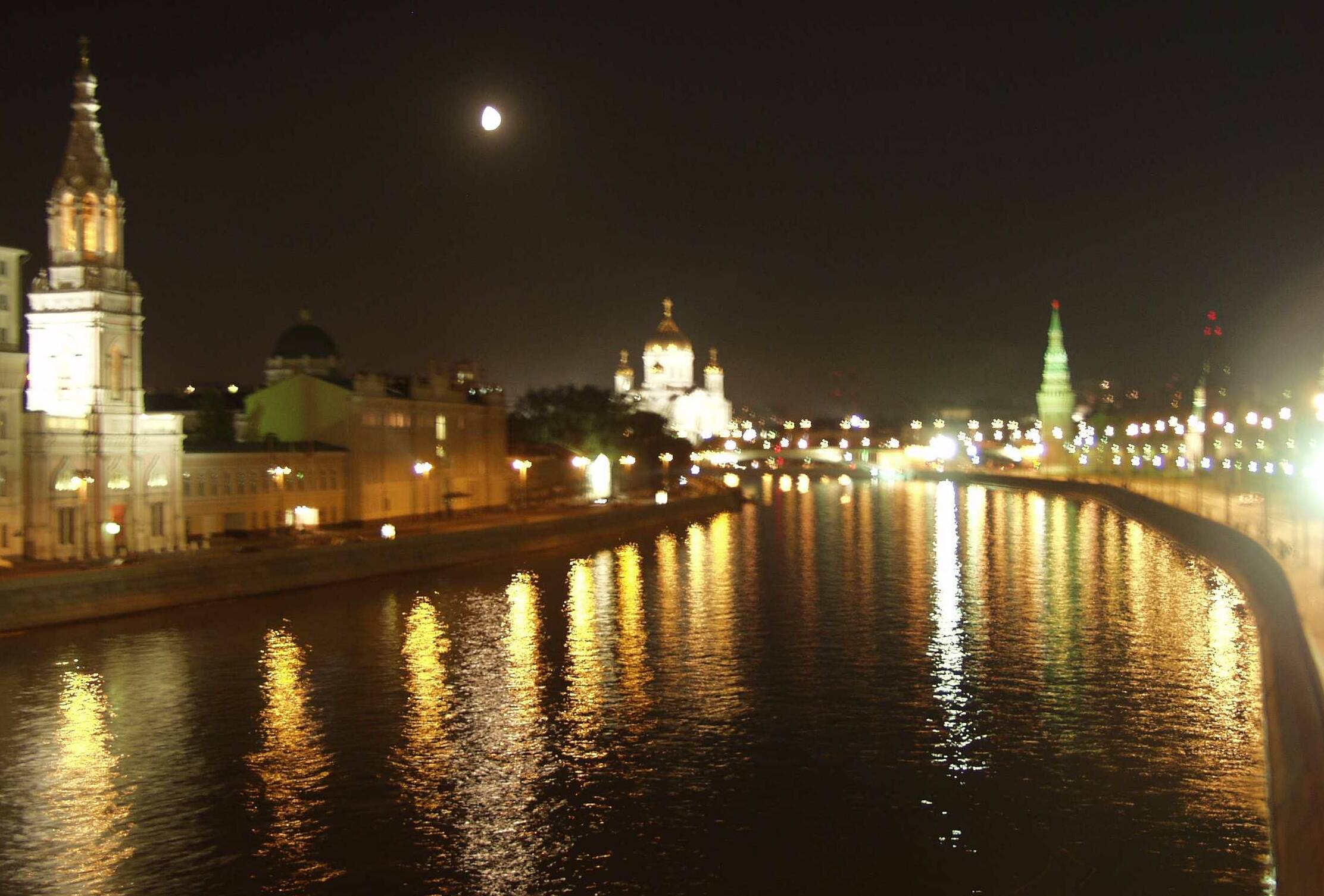 Огни большого города. Луна