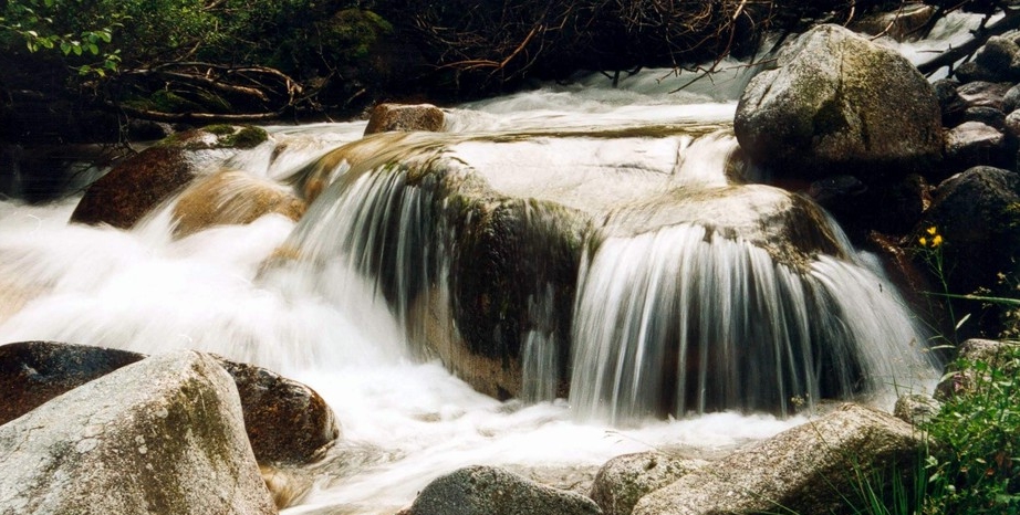 вода камней