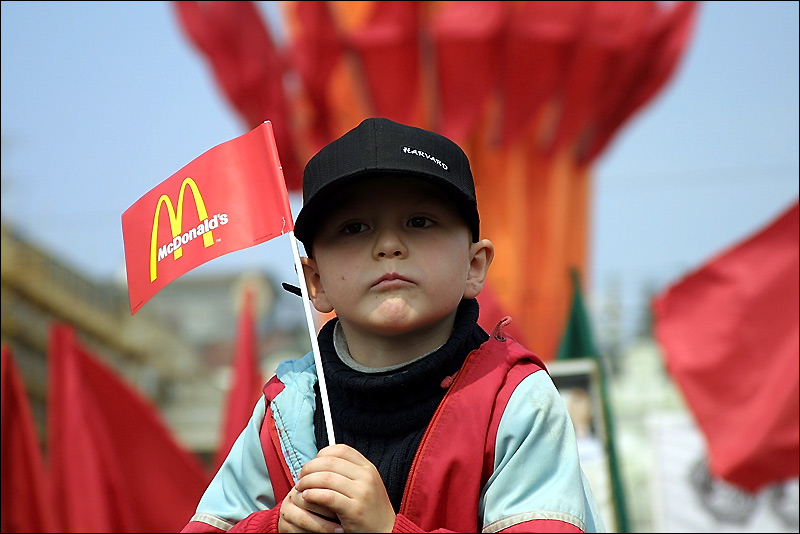"Разве красный цвет - это не цвет McDonald's ?" (Красный Первомай)