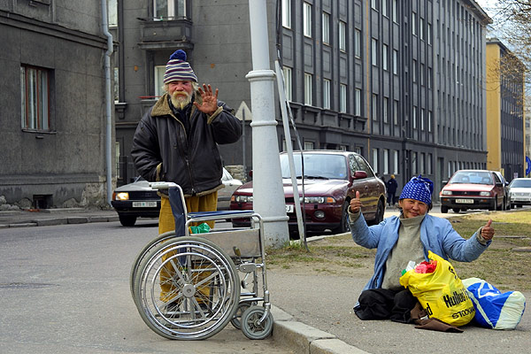 Весна пришла! Бичи радуются теплу.