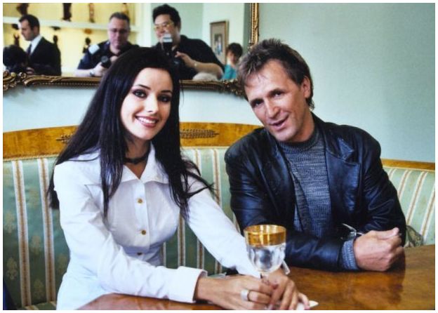 - Автопортрет с Miss Universe-2002 -