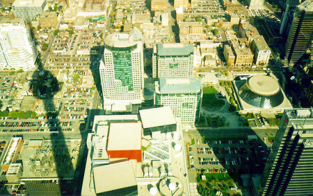тень от CN Tower