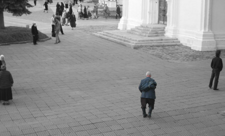 без лиц (или пролетая над)