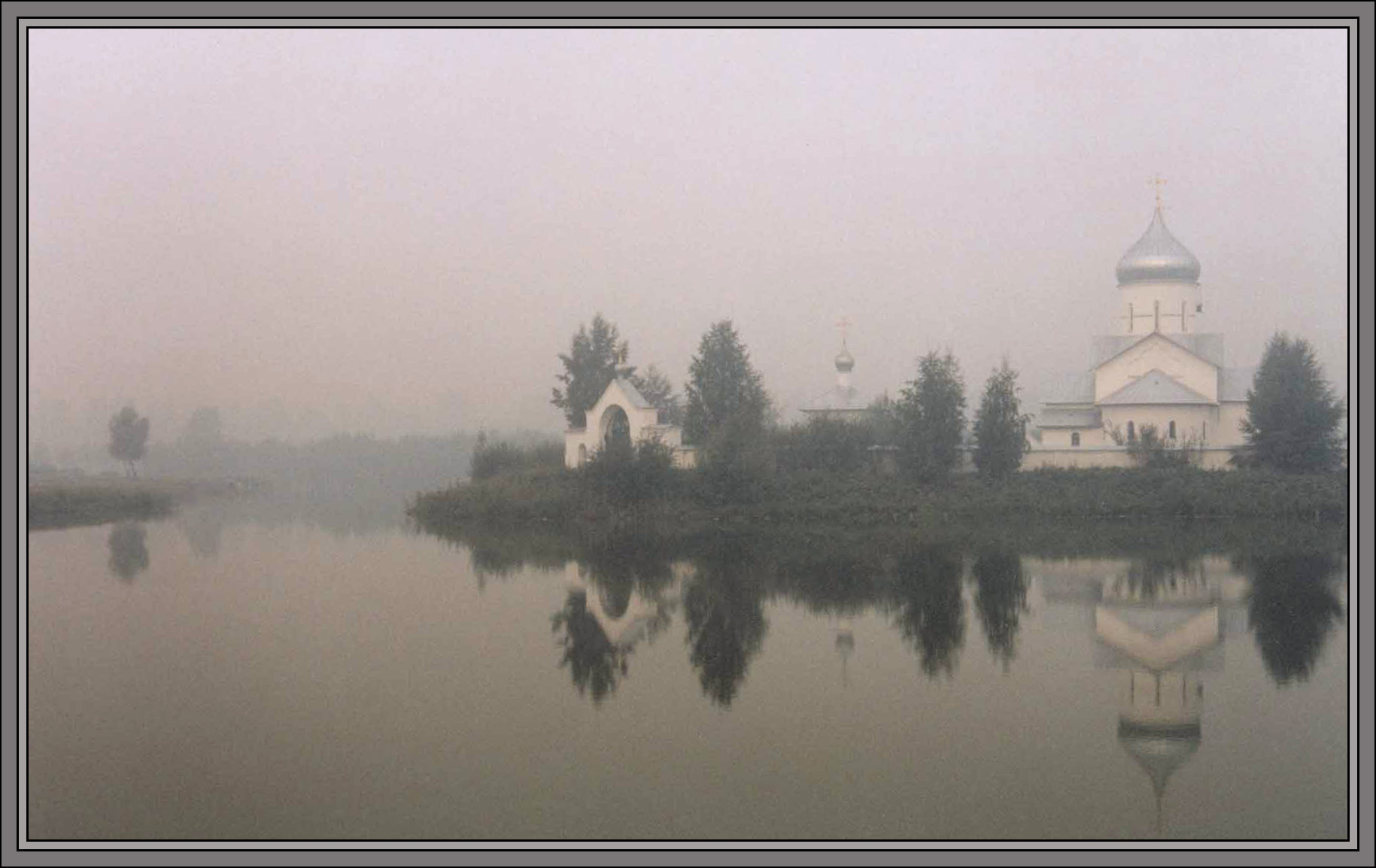 Белая церковь. Туман.