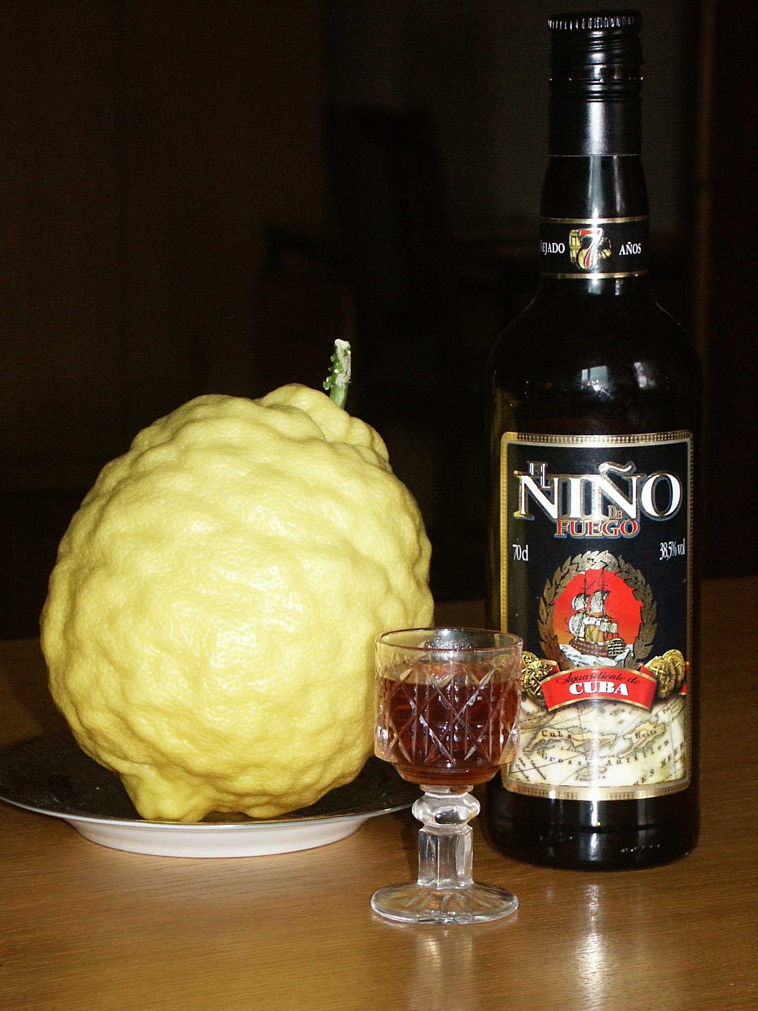 Натюрморт с лимоном