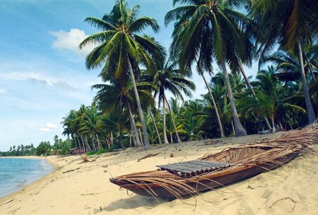 Старая лодка у моря