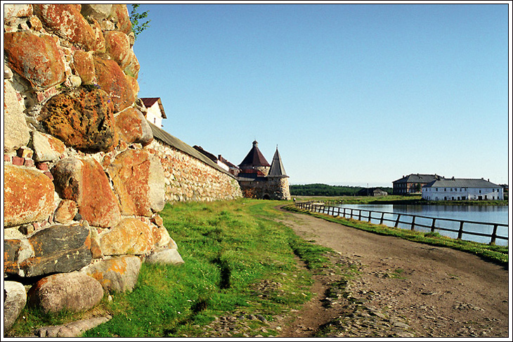 Дорога вдоль монастырской тюрьмы.