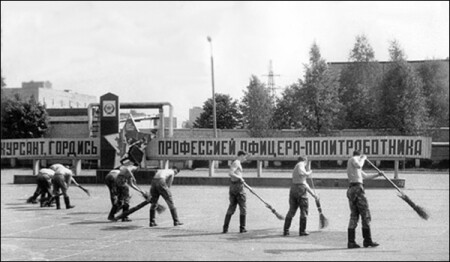 Замполит завсегда близок к народу...