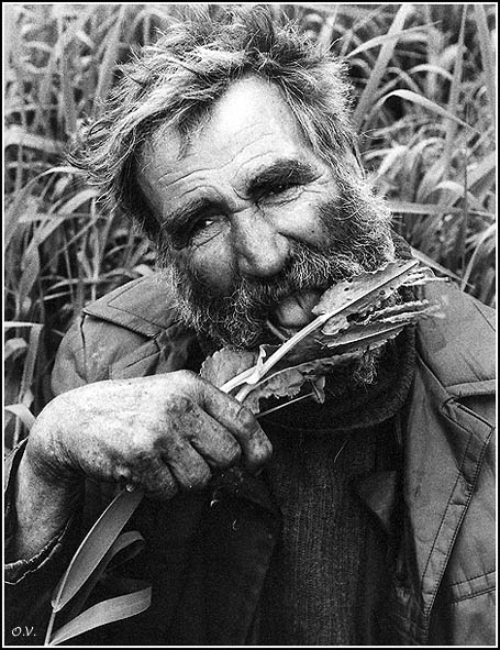 Ефимыч закусывает, чем Бог послал...