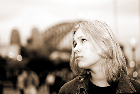 Девушка и мост.