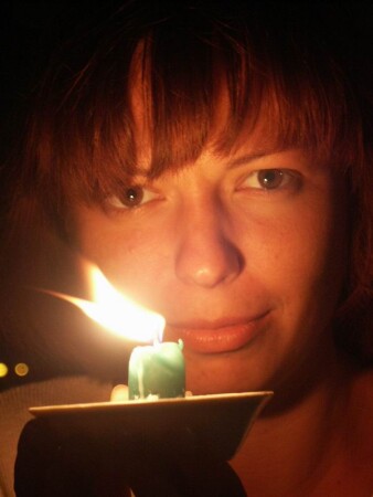 В пламени свечи.