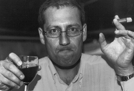 Мужчина с бокалом и остатком сигары