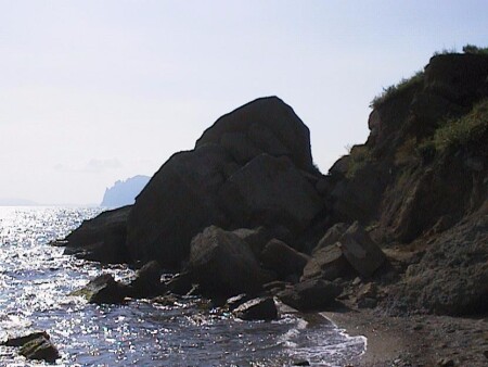 Угрюмые скалы, не пускающие море