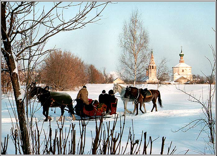 Плетется рысью, как-нибудь...