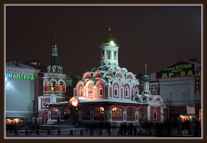 С фотоаппаратом по городу. Между аптекой и дровами.