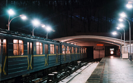 "Обережно! Дверi вiдчиняються праворуч!"