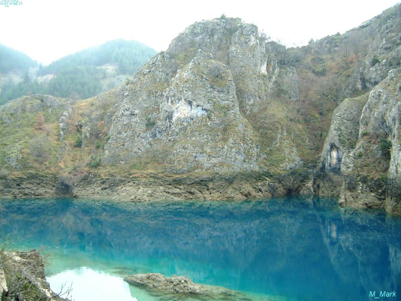 Озеро с голубой водой