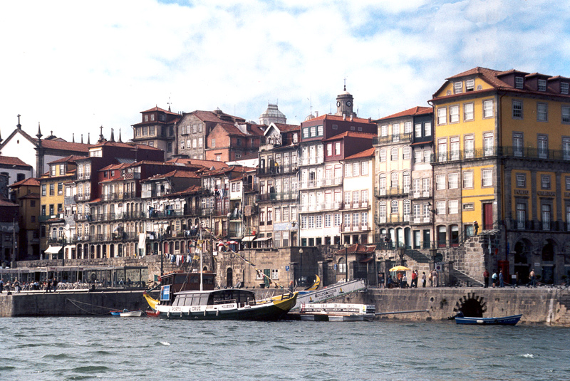 Набережная Douro в Porto, Португалия
