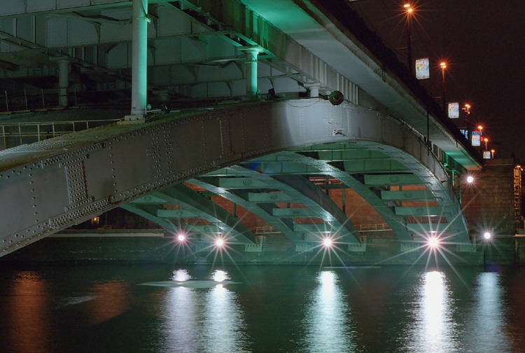 Ночью под мостом