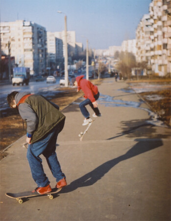 Процесс обучения стоянию на подвешенном перевернутом скейте