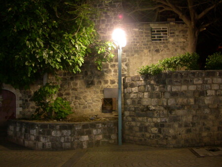 Яркий фонарь в темноватом переулке...