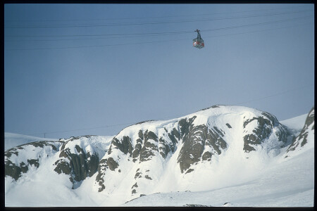 вагончик над скалами