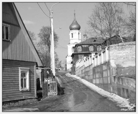 Ранняя весна на тихой улочке.