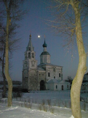 Церковь в ночи.