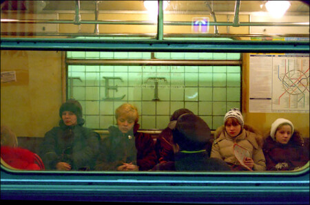 глядя в телевизор