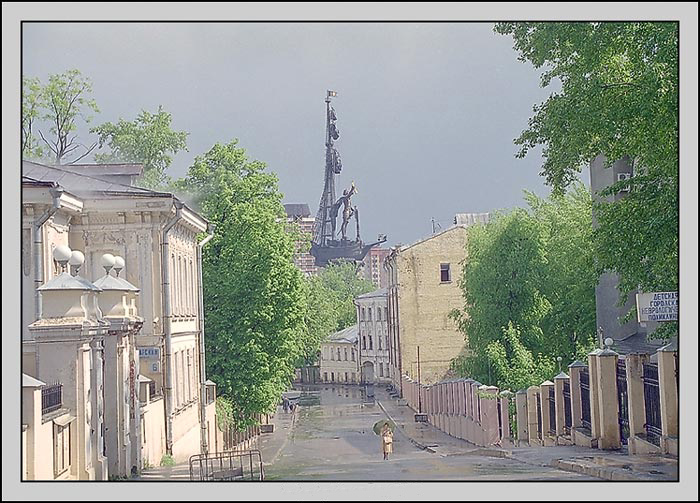 Проплывая над домами