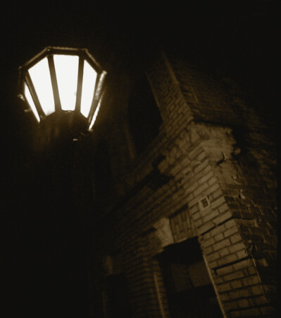 Ночной фонарь во мраке светит, но здесь тебя никто не встретит