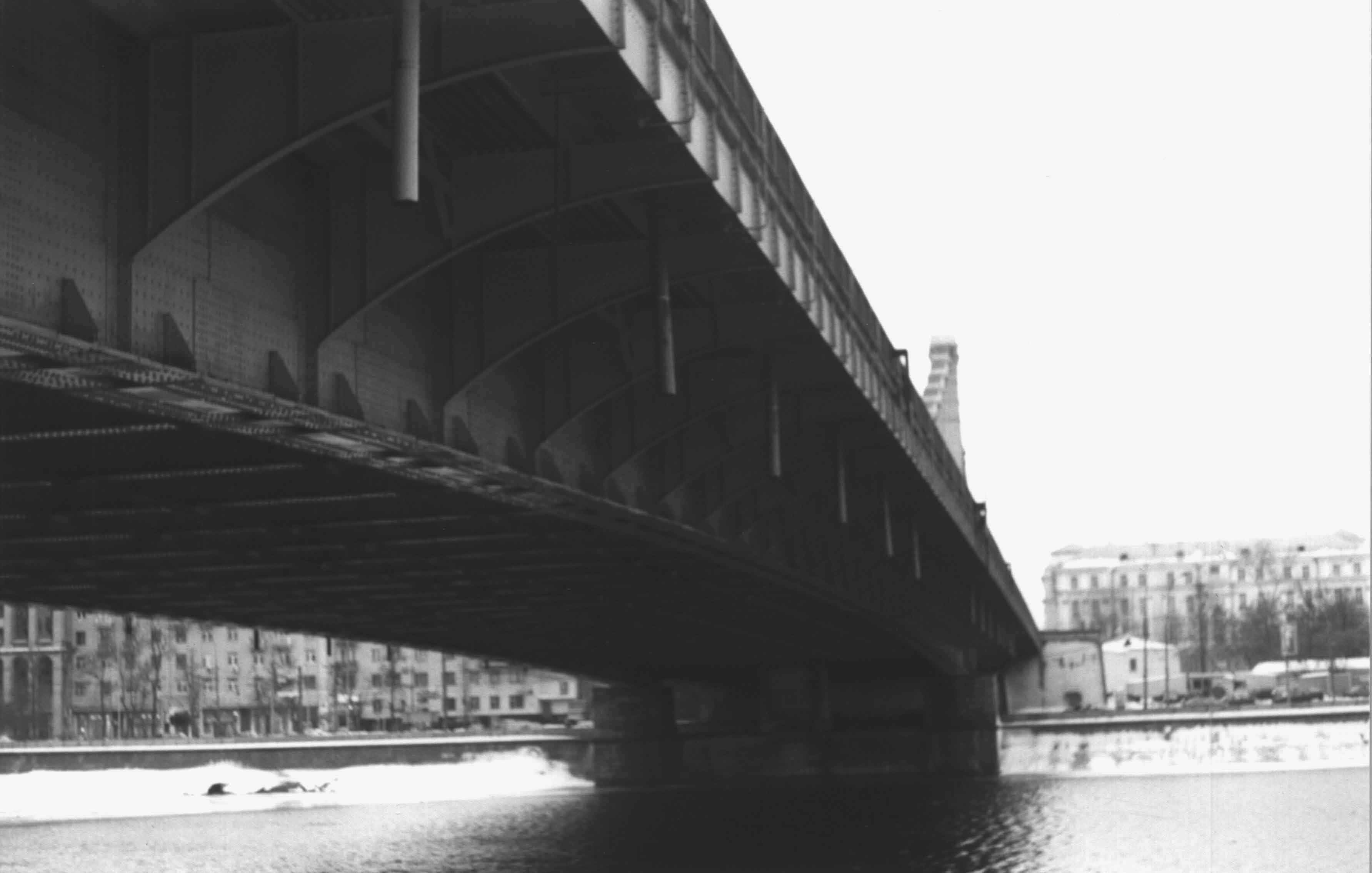 Под мостом