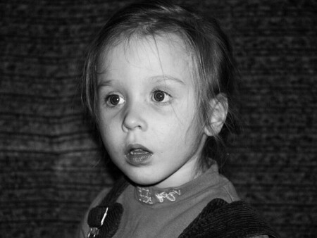 Аленка смотрит мультики