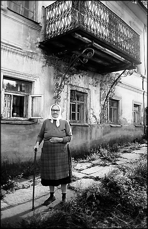 Златоуст и его обитатели. Портрет незнакомки у дома Горкоопторга на улице Большая Аптечная.