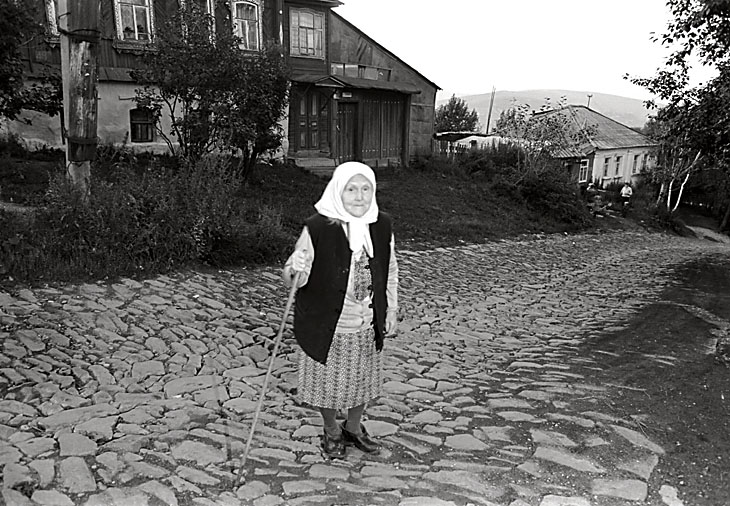 Златоуст и его обитатели. Портрет Бабы Маши в белом платке, с палочкой и в калошах, по дороге к соседке.