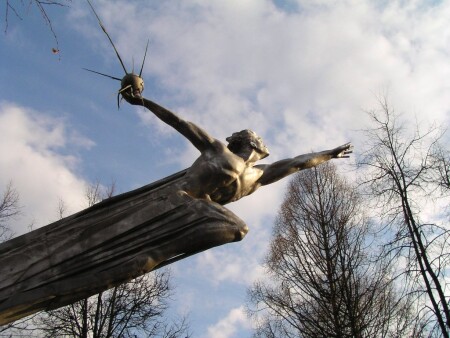 Покорителям космоса...