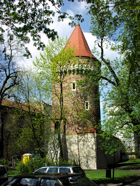 Старая башня (другая, с небом, автомобилями и без вспышки)