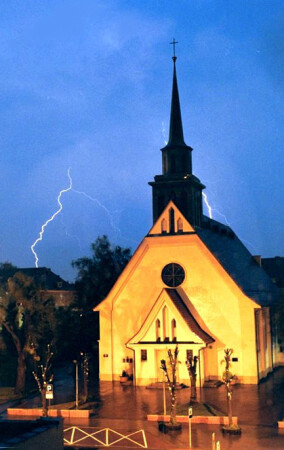 Молния и католический костёл