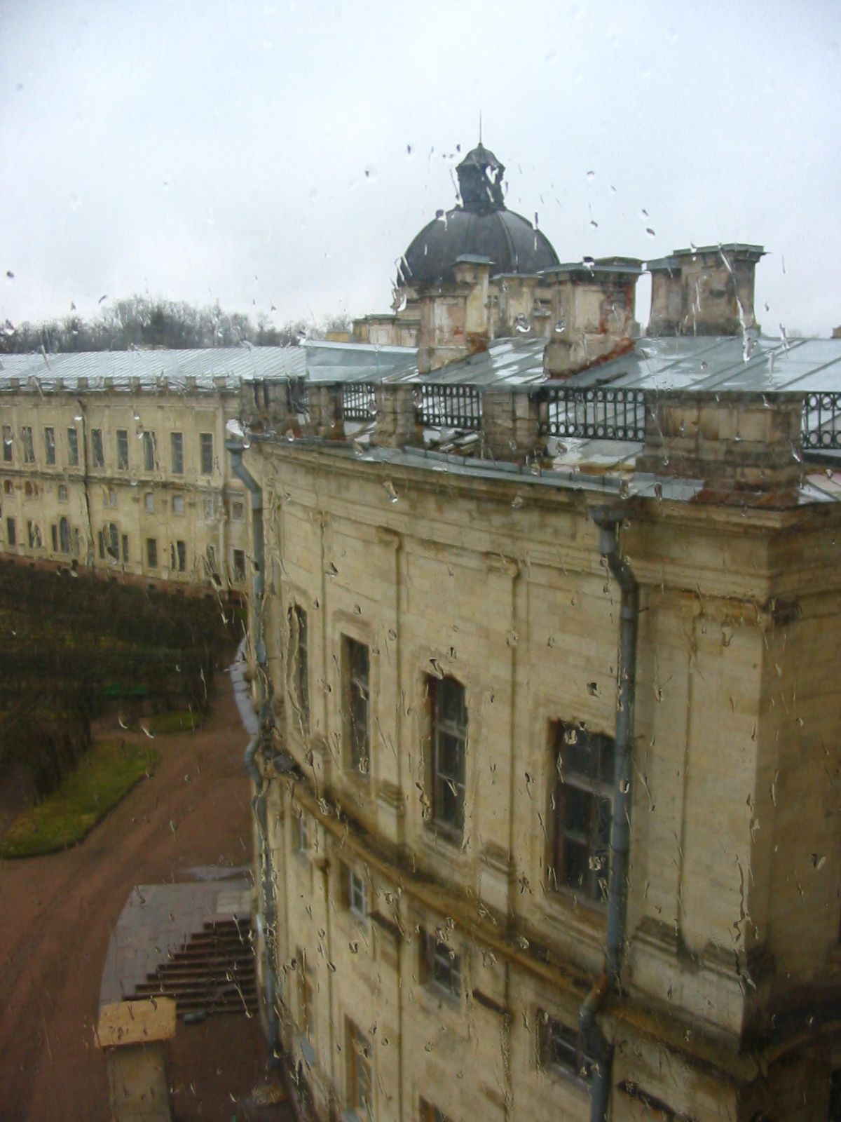 За стеклом