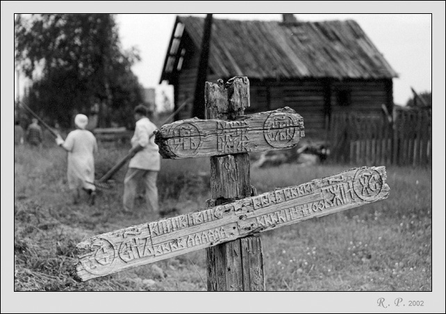 На Севере. Дорожный крест (ч/б репост)