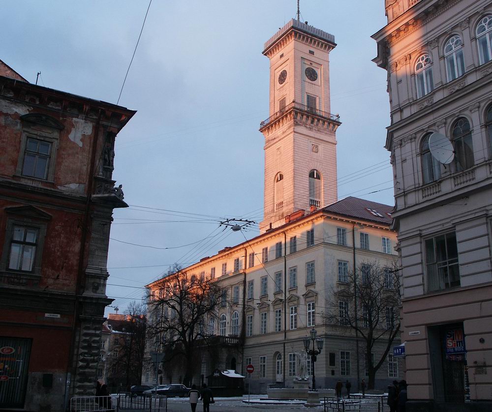 Городская ратуша в лучах заката