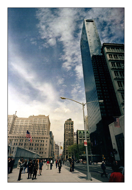 NY, People and a Scycrapper (Мост в небо)